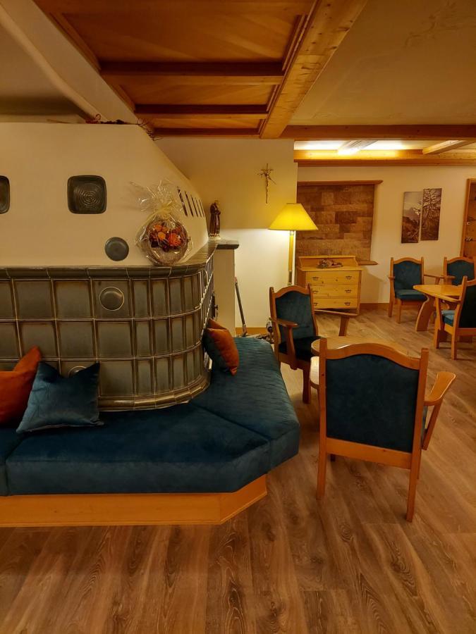 Hotel Alpina Pinzolo Bagian luar foto