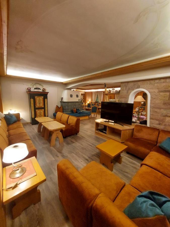 Hotel Alpina Pinzolo Bagian luar foto