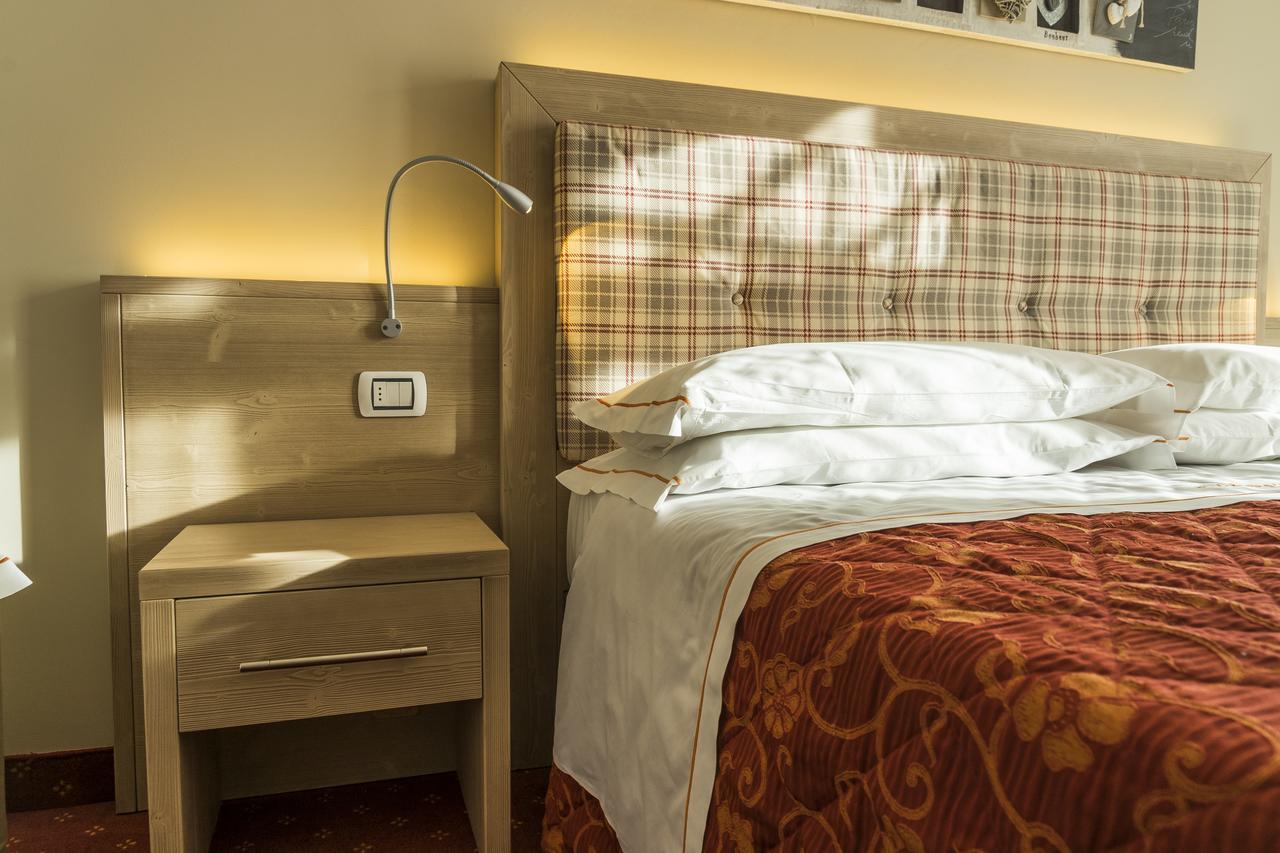 Hotel Alpina Pinzolo Bagian luar foto